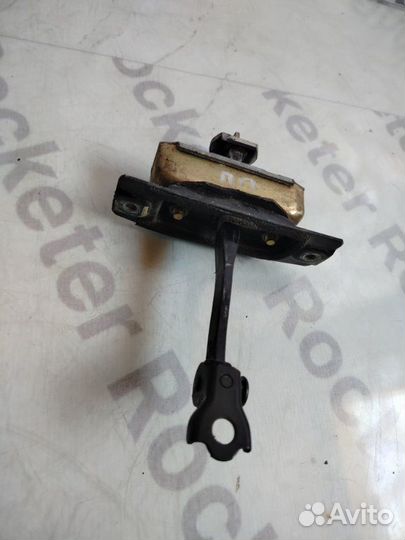 Ограничитель двери передний правый Nissan Fuga