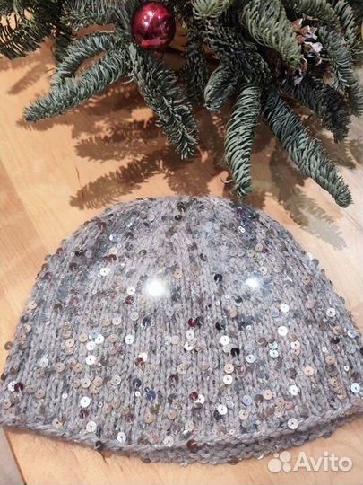 Вязаная шапка мини бини с пайетками серебристая