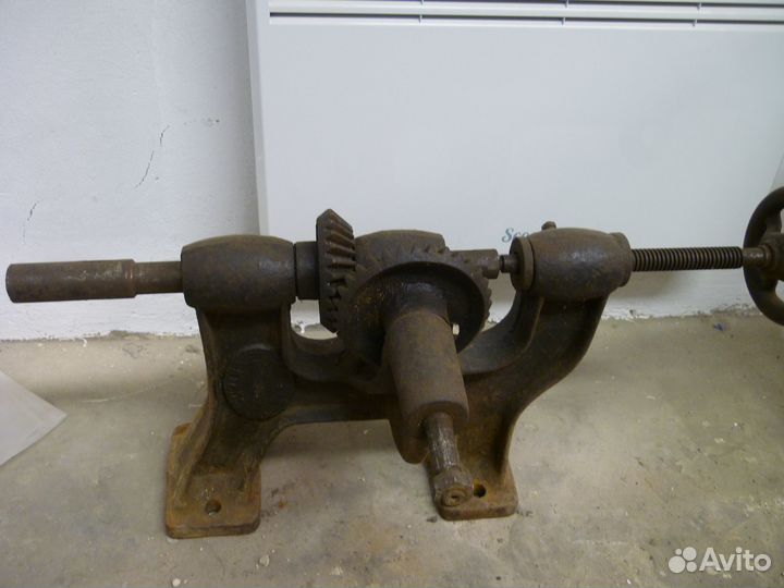 Старинный ручной настенный сверлильный станок