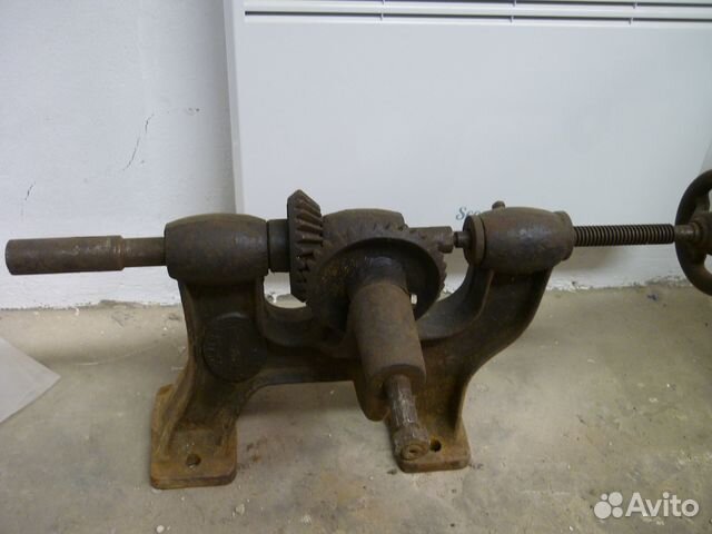 Старинный ручной настенный сверлильный станок