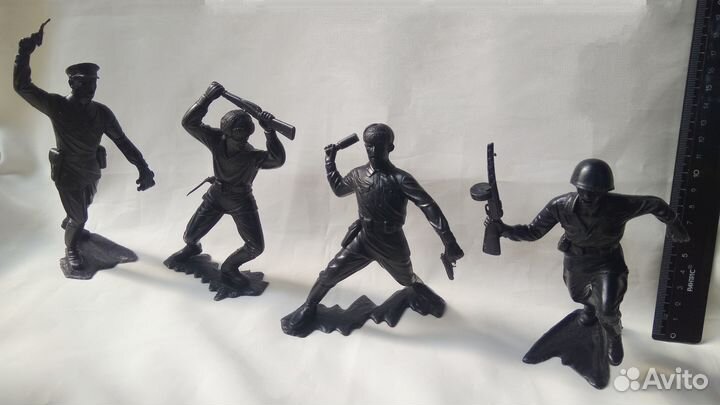 Игрушки, солдатики, детский сервиз