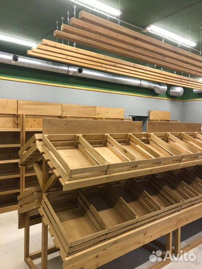 Деревянные витрины и стеллажи