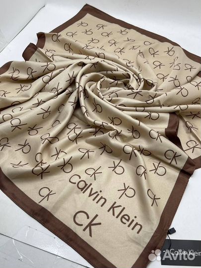 Шейный шелковый платок Calvin Klein в упаковке