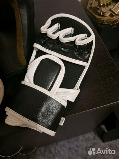 Перчатки и шлем для единоборств