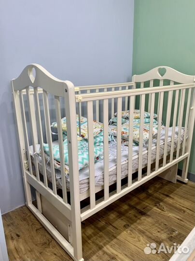 Детская кроватка с универсальным маятником