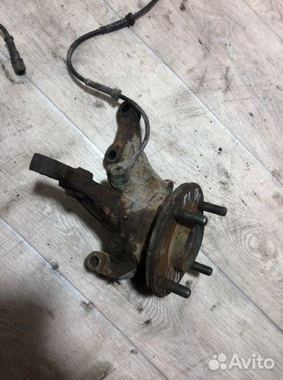 Кулак поворотный передний правый Mitsubishi