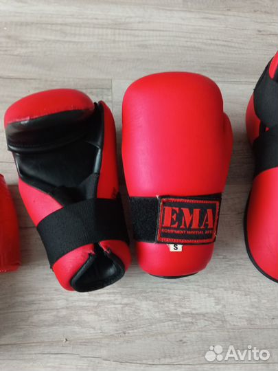 Перчатки, футы и шлем для тхеквондо