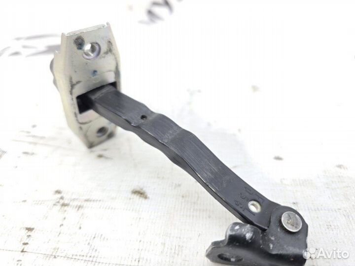 Ограничитель двери передний левый Toyota Camry 50