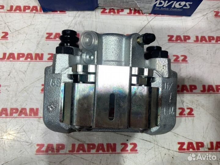 Суппорт задний правый Toyota Rav4 ACA21