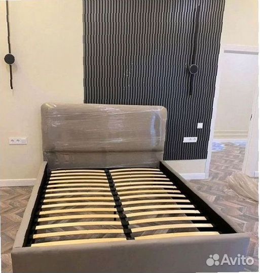 Двуспальная кровать с подъемным механизмом