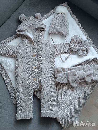 Комплект на выписку вязанный