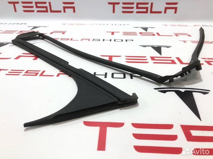 Уплотнитель стойки B наружной Tesla Model X 2019