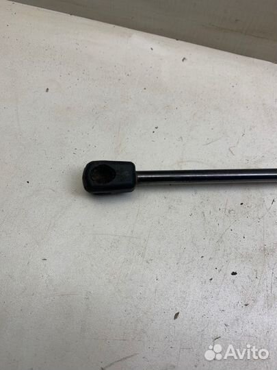 Амортизатор двери багажника Renault Duster