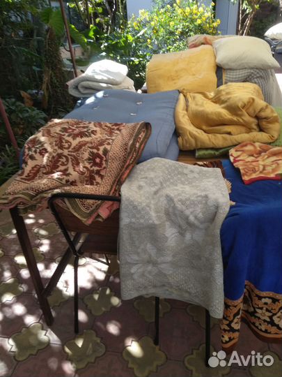 Пледы и покрывало бу и матрасы