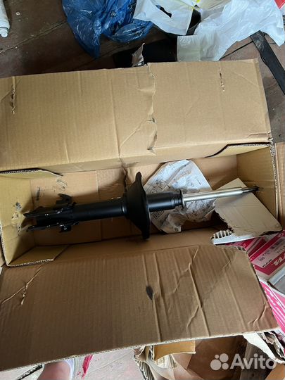 Продам комплект стоек KYB на subaru