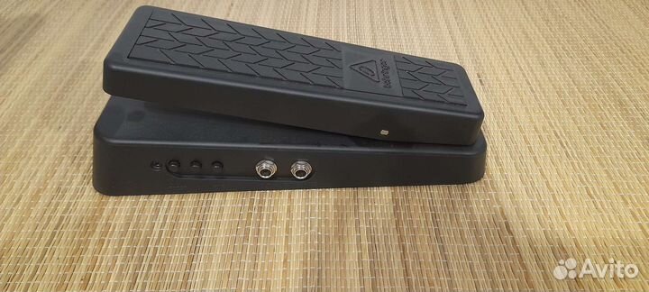 Педаль Wah Behringer HB01