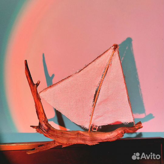 Кораблик с парусами