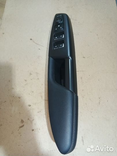 Накладка левая двери Kia Sportage 4