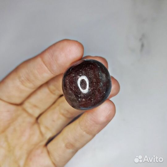 Гранат красный (альмандин) в антофиллите (нуумите)