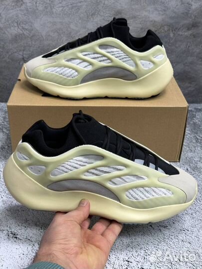 Кроссовки Adidas yeezy boost 700 v3