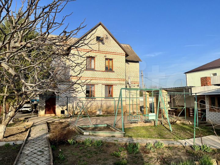 Дом 198,9 м² на участке 13,7 сот.