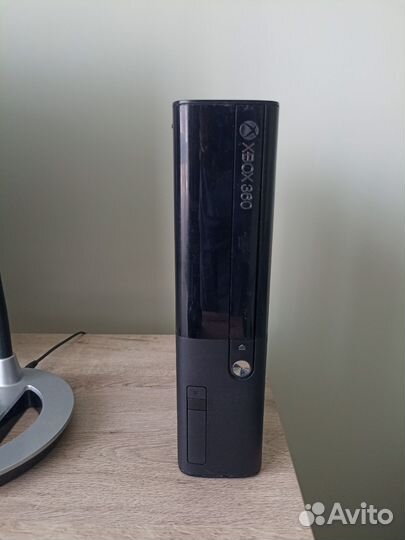Xbox 360e + 33 игры
