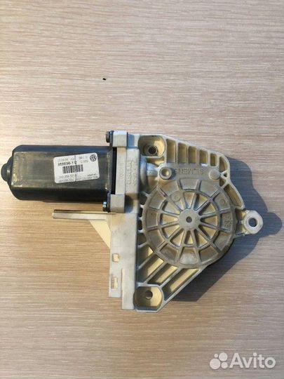 Моторчик стеклоподъемника передний левый