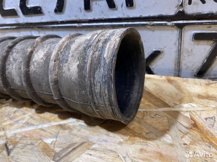 Патрубок воздушного фильтра Mitsubishi Pajero 3D