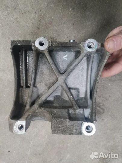 Кронштейн компрессора кондиционера Ford Focus 2