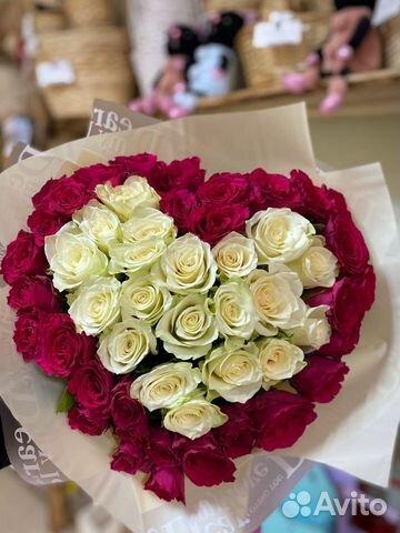 51 роза сердцем в букете, с упаковкой