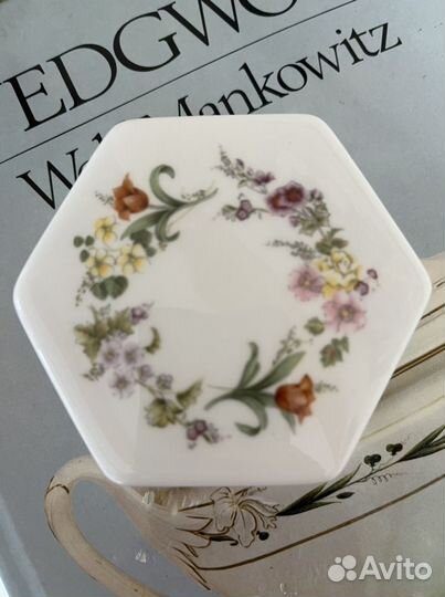 Wedgwood шкатулка фарфор, книга на английском