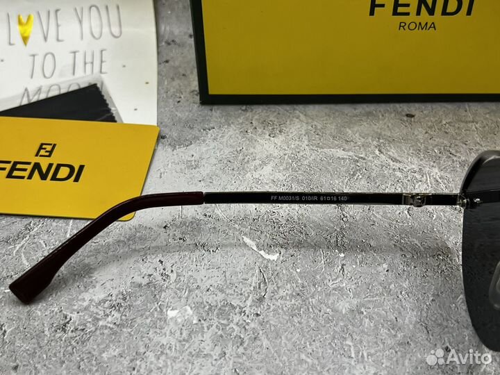 Солнцезащитные очки fendi