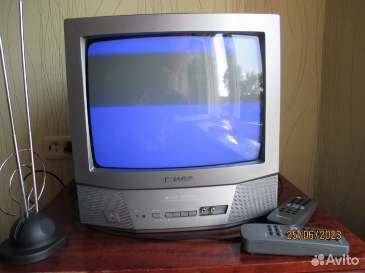 Телевизор Sharp с кронштейном под тв