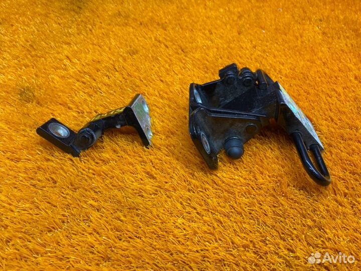 Петля двери задняя правая Volkswagen Passat B7