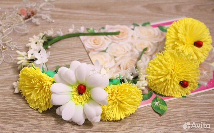 Ободок из одуванчиков и ромашек