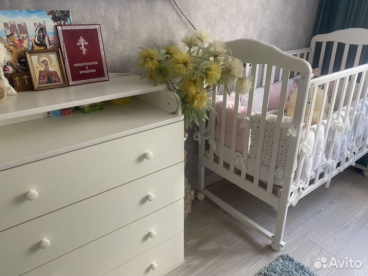 Детская кроватка и пеленальный комод