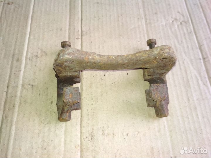 Скоба заднего суппорта Audi A6 C4 100 C4