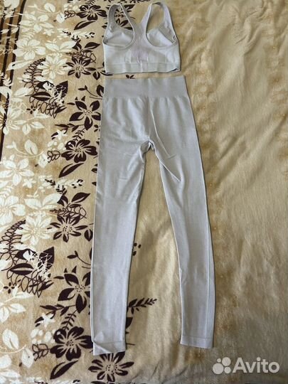 Спортивный костюм женски-топ и лосины