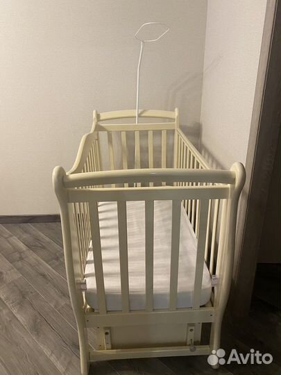 Детская кроватка с маятником