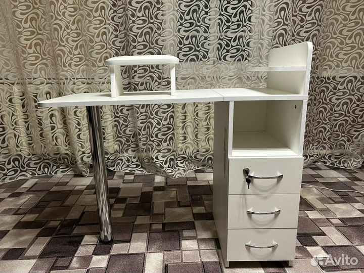 Маникюрный стол