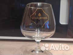 Хрустальные бокалы и разная посуда