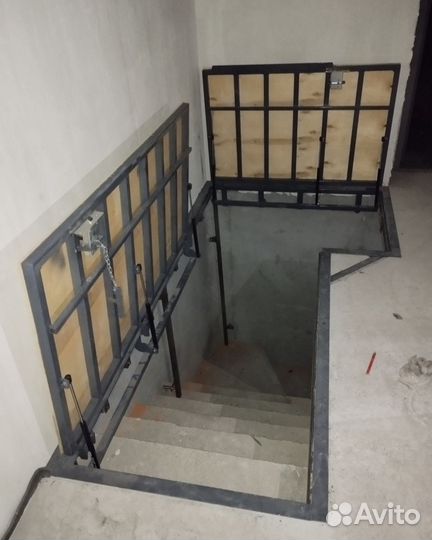 Напольный люк в подвал на амортизаторах 509*508