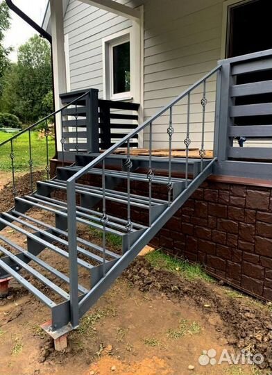 Металлические лестницы с поворотом