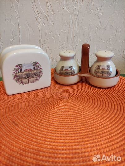 Набор для соли и перца на подставке и салфетница