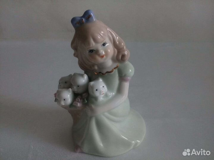 Фарфоровая статуэтка Девочка с котятами