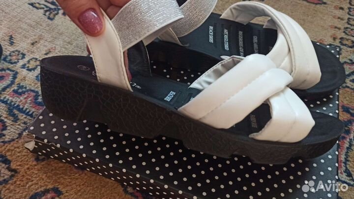 Сандали новые