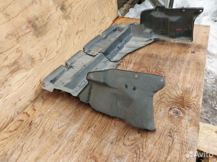 Пыльник двигателя Toyota Prius 2 NHW20