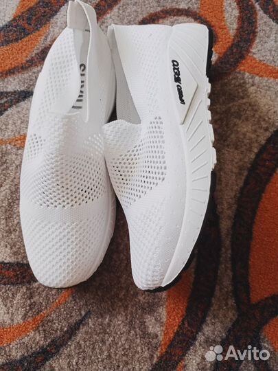 Кроссовки женские изики