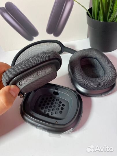 AirPods Max (white and Black)