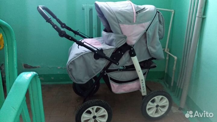 Прогулочная коляска с надувными колесами